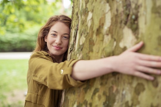 Frau_umarmt_Baum