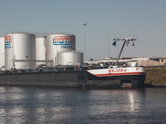 Tanklager_mit_Schiff-1