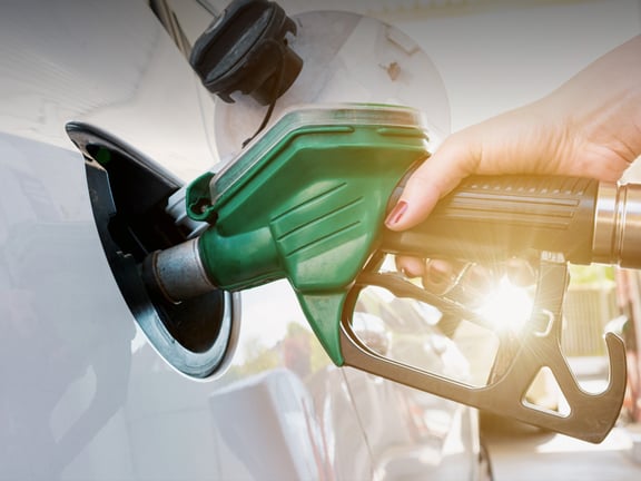 Person tankt an ROTH Tankstelle