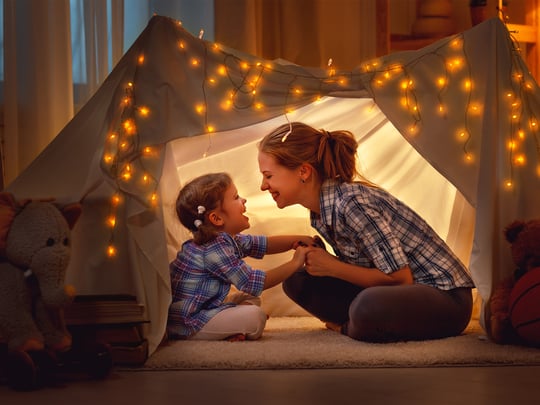 Mutter und Tochter genießen das Leben